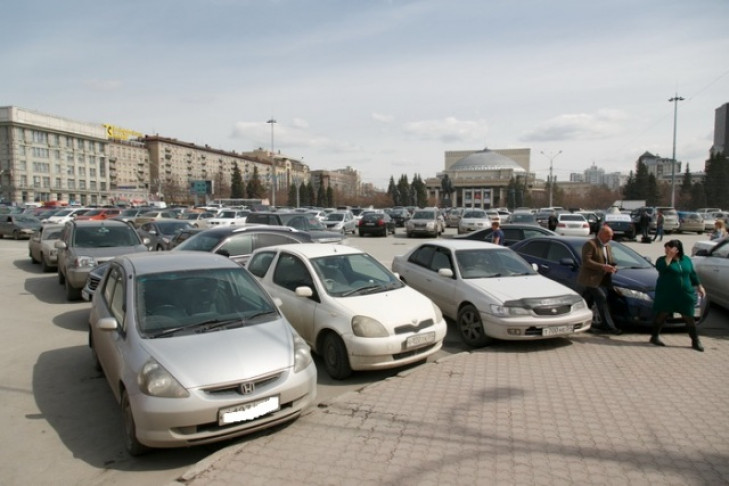 Правительство РФ разрешило ввозить праворульные машины без ГЛОНАСС до конца 2022 года