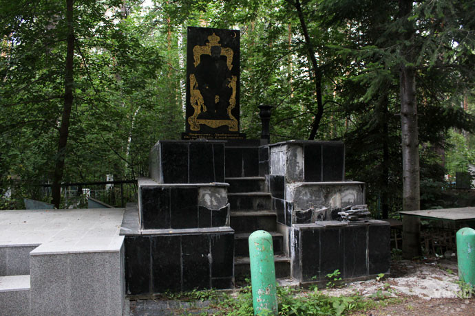 Тайны Заельцовского кладбища: роскошь цыганских склепов | VN.RU