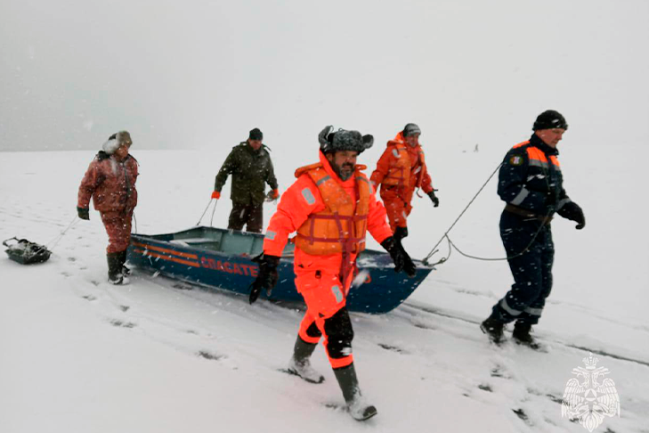 Дрейфующих на льдине рыбаков спасли под Новосибирском