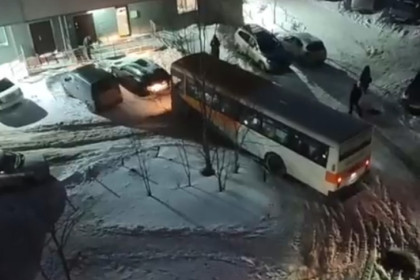 Автобус решил объехать пробки по дворам в Новосибирске