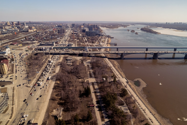 До одной полосы сузят движение по Октябрьскому мосту на 4 ночи в Новосибирске