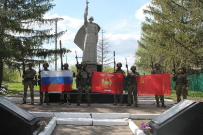 Военный мемориал в районе города Изюм на Украине привели в порядок спецназовцы из Новосибирска