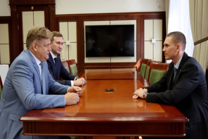 Анатолий Серышев обсудил стажировку с участником проекта «Время героев» Егором Захаровым