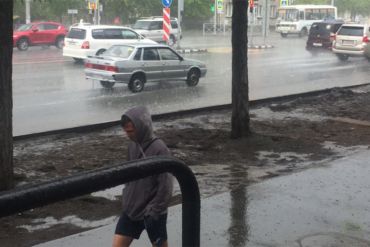 Первый весенний ливень затопил улицы Новосибирска