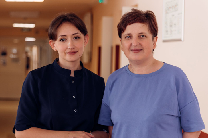 Фото VN.ru НМИЦ им. Мешалкина. Пациентка с врачом-кардиологом Региной Акуловой перед выпиской 2.jpg