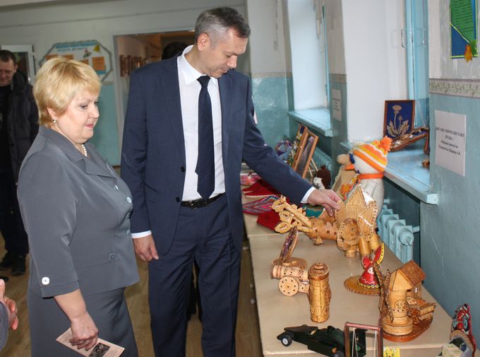В Венгеровской школе номер 2 врио губернатора ознакомился с выставкой работ учащихся.jpg