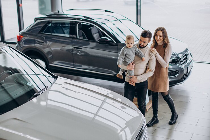 family_with_toddler_girl_choosing_car_car_showroom_1303_26811.jpg