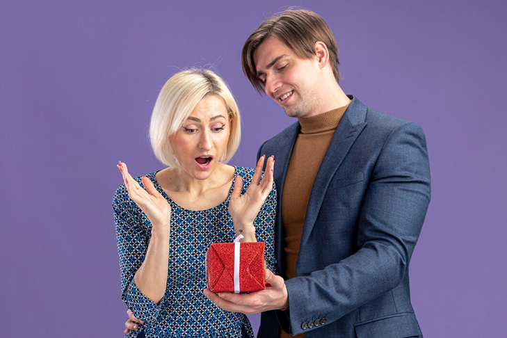 Фото VN.ru smiling_handsome_slavic_man_giving_red_gift_box_surprised_pretty.jpg