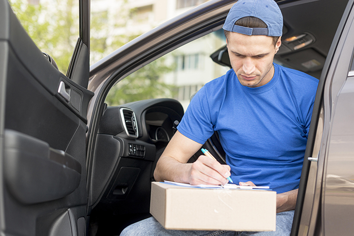 medium-shot-delivery-guy-car.jpg