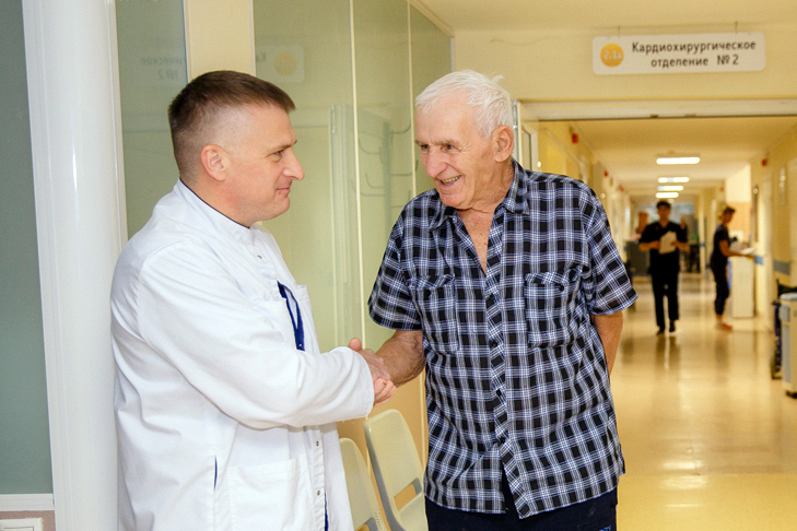 Фото VN.ru НМИЦ им. Мешалкина. Пациент с хирургами Алексеем Петровым, Дмитрием Хваном и лечащим врачом-кардиологом Еленой Кливер - 1.jpg