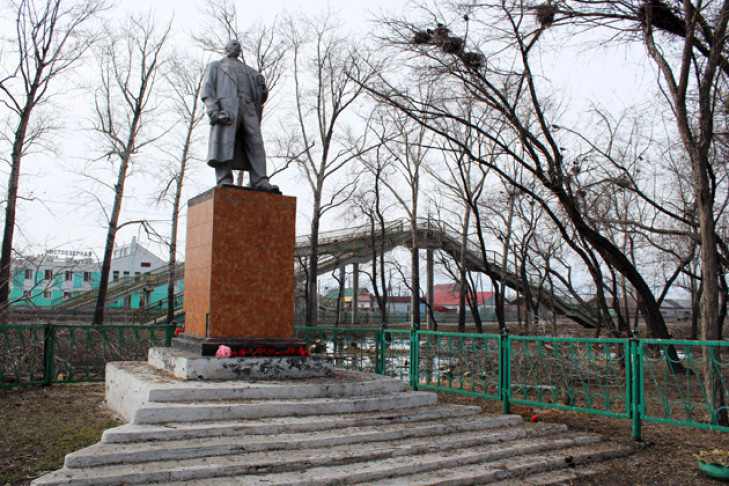 Памятник Ленину в Чистоозерном (1).jpg