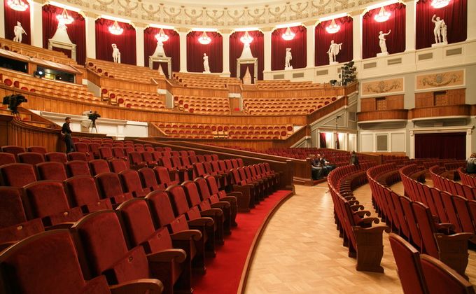 оперный уваров.jpg