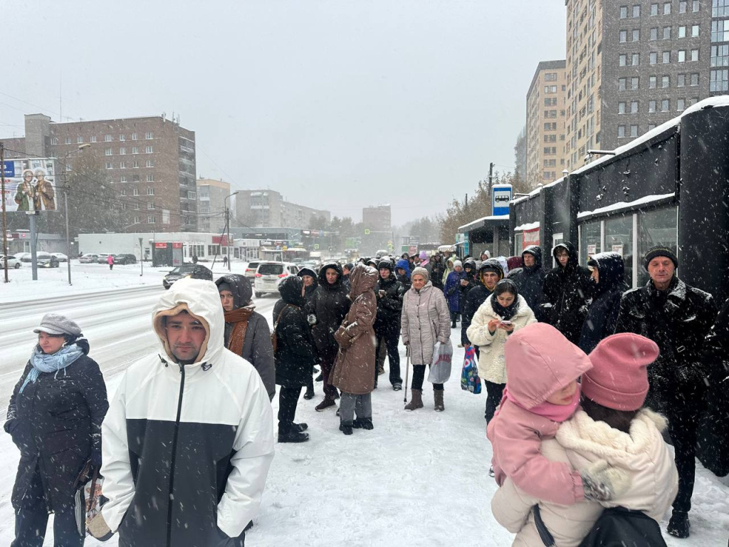 снегопады люди на остановке.jpg