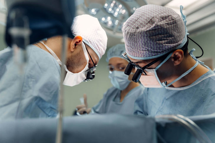 Фото VN.ru НМИЦ им. Мешалкина. Кардиохирурги Александр Макаев (слева) и Дмитрий Хван (справа) во время операции.jpg