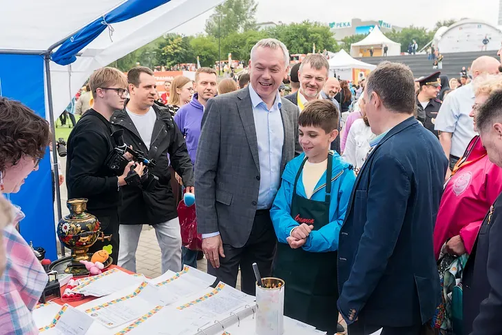Фото VN.ru Андрей Травников на гастрофестивале "В Сибири Есть!"- 2026