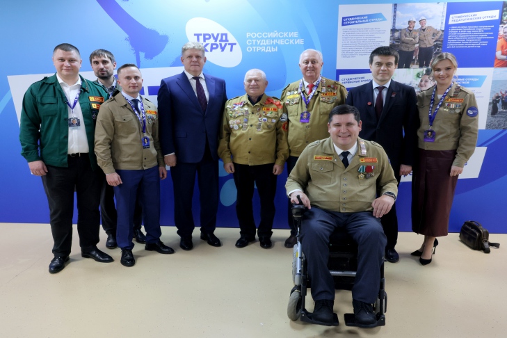 Фото VN.ru Полпред Серышев и стройотрядовцы в Красноярске.jpg