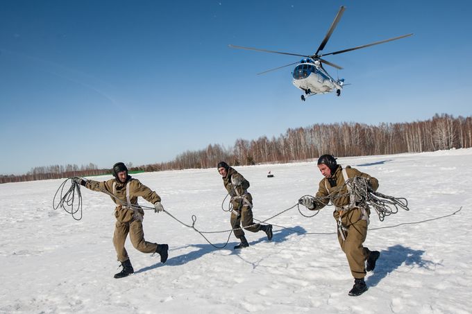 Зимние учения  по спуску с вертолёта в случаях ЧС.jpg