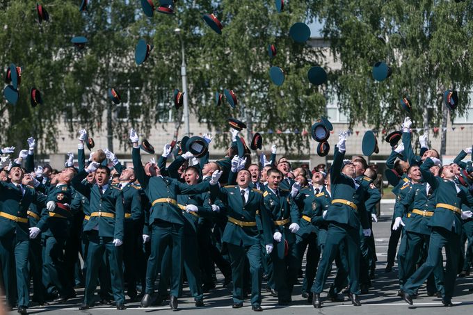Выпуск молодых офицеров в военном училище.jpg