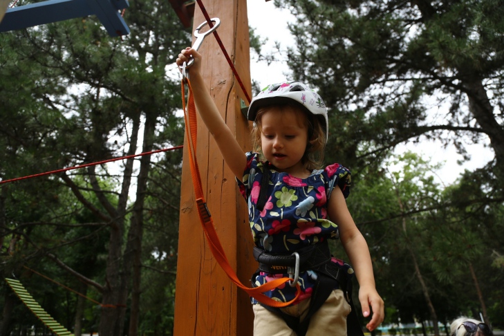 TAN_2559 дети лето альпинист веревочный парк скалодром ребенок.jpg