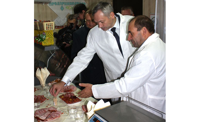 Продукцию Венгеровского мясокомбината предсталяет его директор Петр Прокопьевич Сиухин.jpg