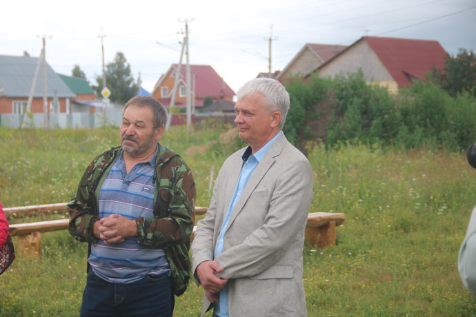 Председатель ТОС микрорайона Южный Владимир Голубев (справа)