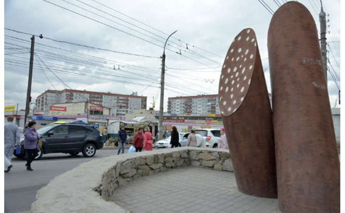Памятник колбасе. Фото с сайта vashgorod.ru