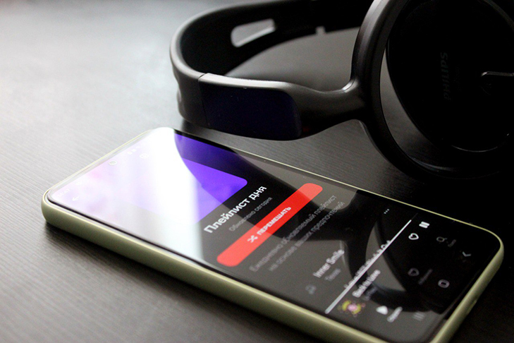 Фото VN.ru Музыка смартфон Дарья Плаксина.jpg