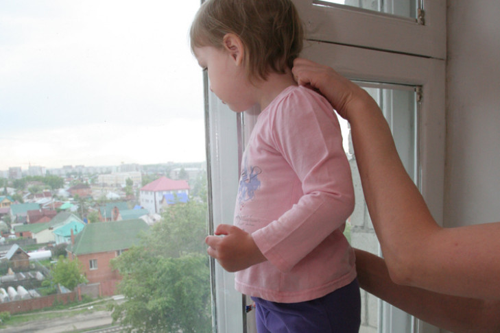 Молодого новосибирца обвинили в падении сына с балкона