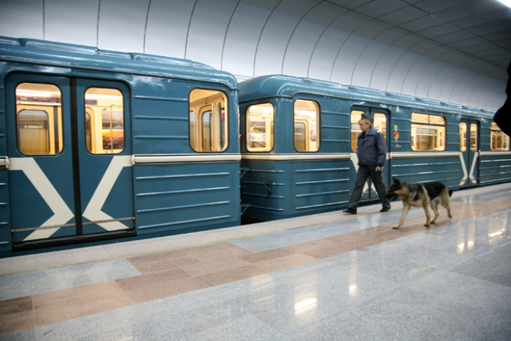 Тотальная проверка пассажиров метро началась в Новосибирске после терактов в Бельгии