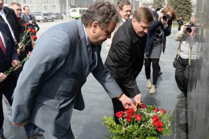 Мэр Новосибирска возложил к памятнику Ленину корзину роз [ВИДЕО]