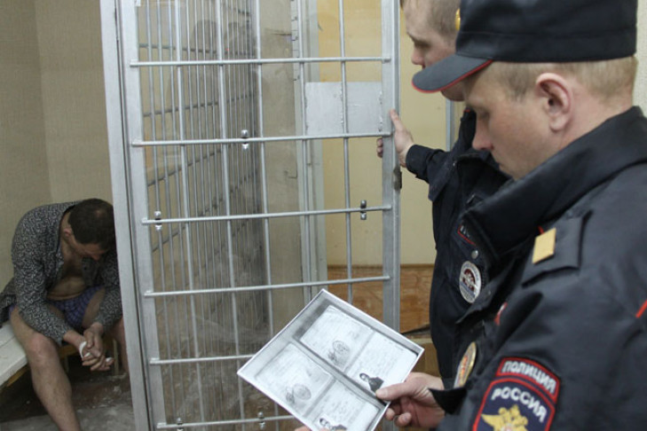Авиапассажир разгромил в Новосибирске комнату для задержанных