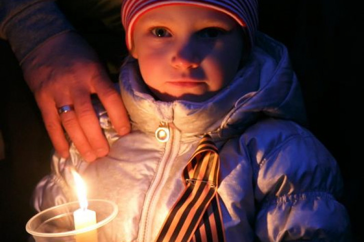 Пять тысяч свечей зажгли новосибирцы. Фоторепортаж