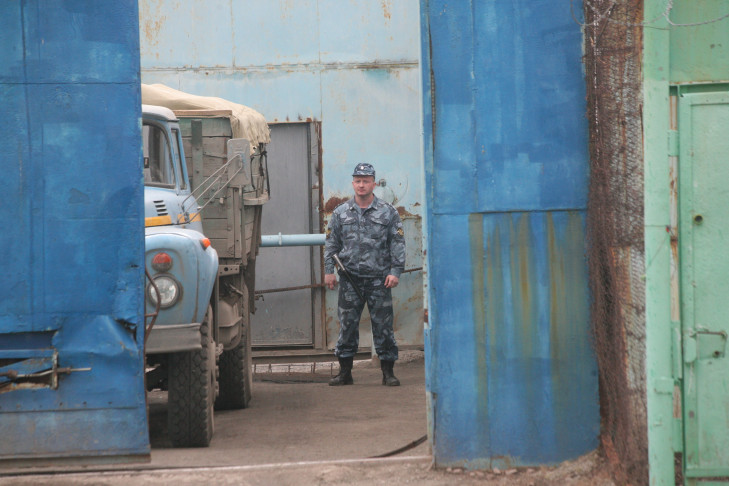 В Новосибирске вынесли приговор зэкам, избившим конвоира