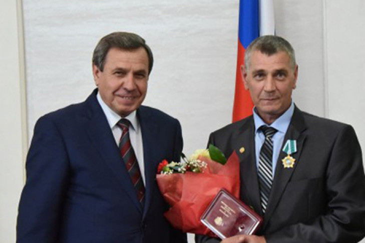 Губернатор НСО наградил дояра Орденом Дружбы