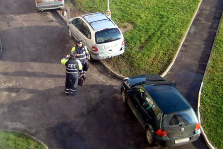 Нарушение правил парковки для инвалидов. Машина на парковке. Мониторинг парковочных мест. Сайт нарушение парковки. Ограждения для парковки машин.