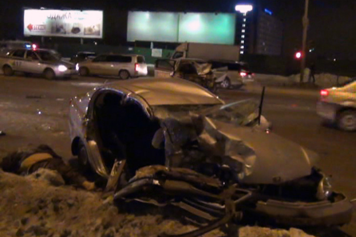 Toyota Platz протаранил такси: водитель мертв, пассажиры в больнице (фото)