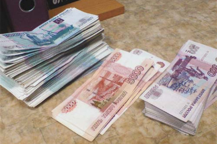 Реальные купюры. Много рублей. Стопка денег в руках. Много рублей в руках. Деньги на полу.