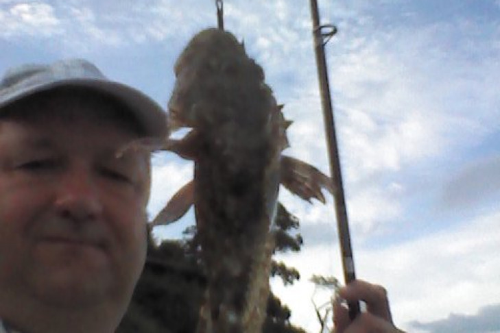 Рыбак из Новосибирска сделал селфи с речным монстром