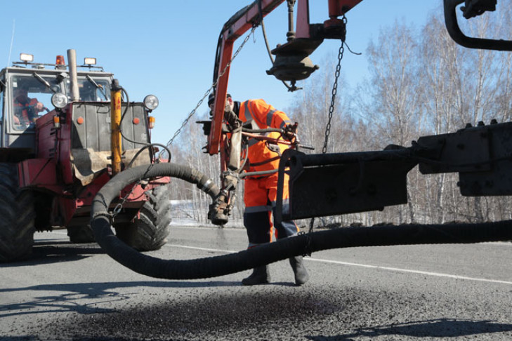 «Ямочные инъекции» – струйный метод ремонта дорог применили в Новосибирске