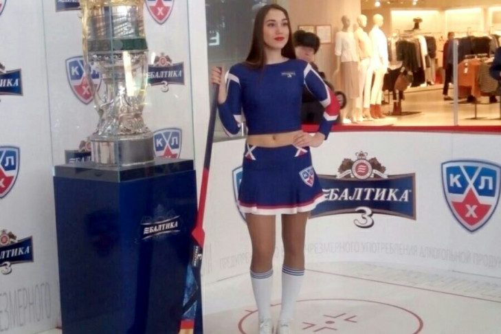 Сотни красивых фанаток  «Сибири» сделали селфи с Кубком КХЛ