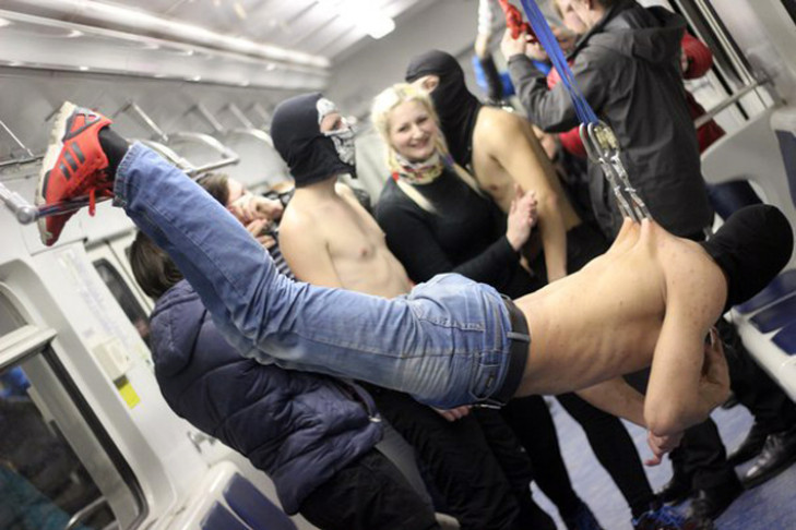 Кто и зачем подвесил себя на крюках в метро Новосибирска