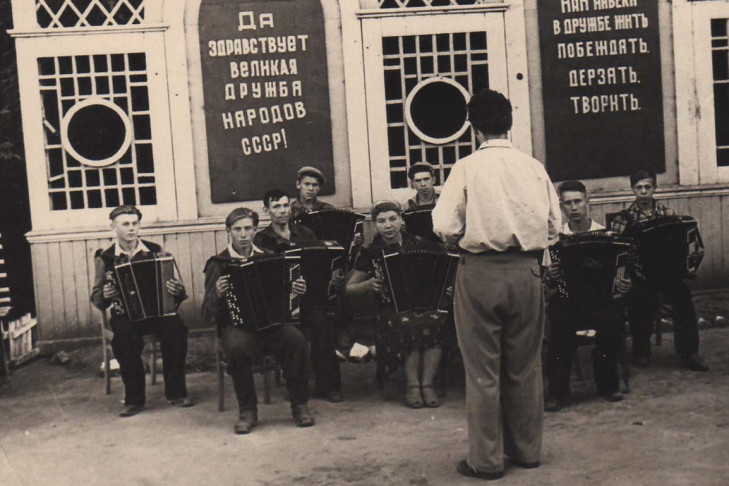 «Какая песня без баяна...»