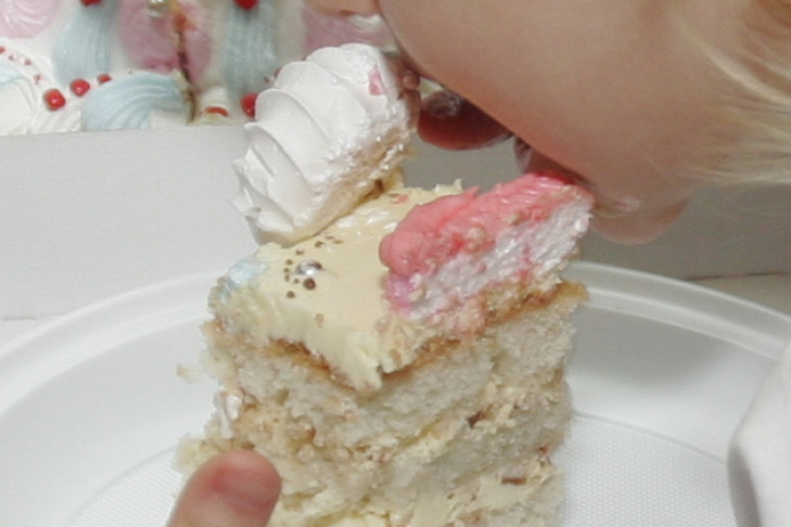 В Новосибирске ребенок нашел кусок пластмассы в пирожном